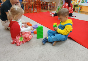 27. Dzieci budują wieżę.