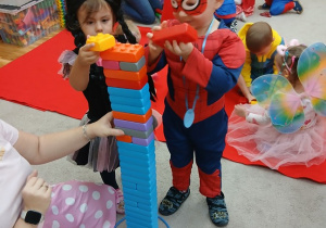 28. . Dzieci budują wieżę.