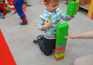 29. Dzieci budują wieżę.