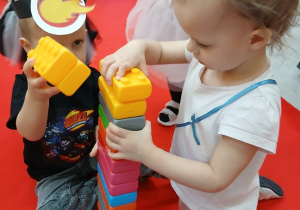 30. . Dzieci budują wieżę.