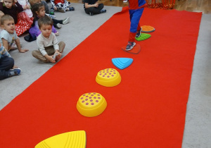 31. Chłopiec idzie po kamieniach.