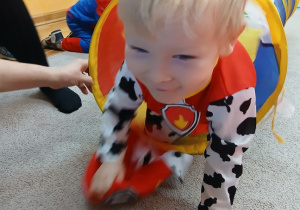 33. Chłopiec w tunelu.