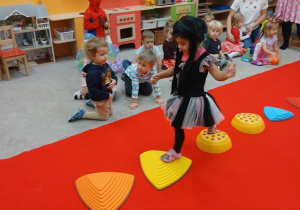 35. Dziewczynka idzie po kamieniach.