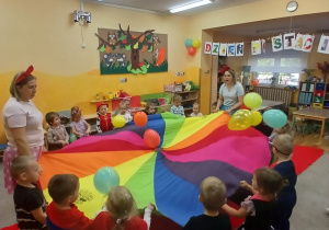 26. Zabawy z chustą animacyjną.