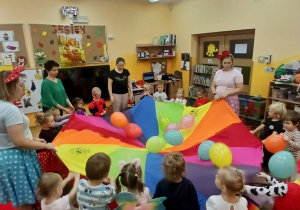 27. Zabawy z chustą animacyjną.