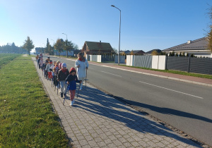 Dzieci maszerują z kijami
