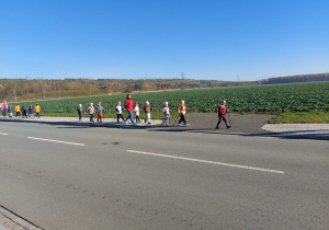 Dzieci z paniami wracają do przedszkola