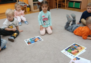 01. Dziewczynka układa ilustracje.