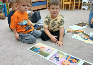 02. Chłopiec układa ilustracje.