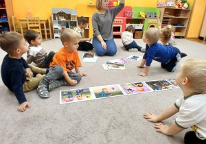 03. Pani pokazuje ilustracje.