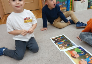 04. Chłopiec układa ilustracje.