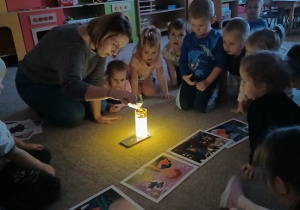 05. Dzieci obserwują doświadczenie.