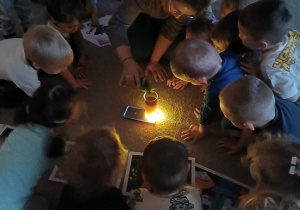 07. Dzieci obserwują doświadczenie.