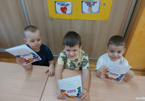 09. Dzieci trzymają książeczki.