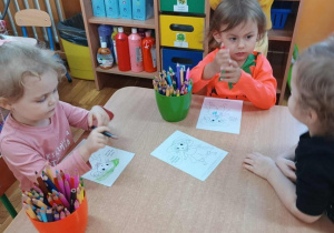 12. Dzieci kolorują malowanki.