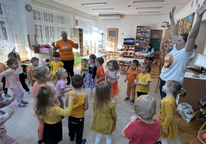 Zabawy ruchowe z dynią.