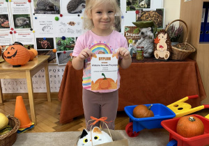 Dziewczynka z nagrodą i dyplomem.