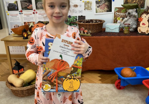 Dziewczynka z nagrodą.