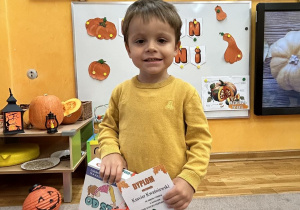 Chłopiec trzyma nagrodę