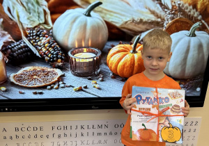 Chłopiec trzyma nagrodę.