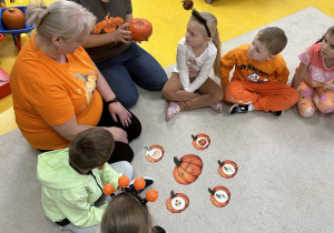 Sześciolatki oglądają dynie.