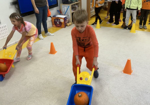 Dzieci ścigają się.