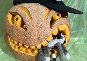 Dynia z pająkiem i czapką.