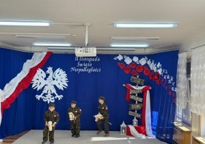 Żołnierze jadą na koniach.