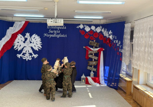 Żołnierze i zaborcy w tańcu na koniach.