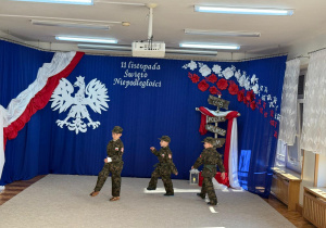 Żołnierze maszerują.