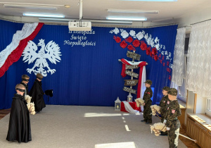 Walka żołnierzy i zaborców na koniach.