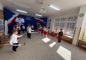 Dzieci grają na instrumentach.