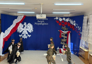 Chłopcy jadą na konikach w tańcu.