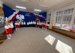 Dzieci 6 letnie śpiewają hymn państwowy.