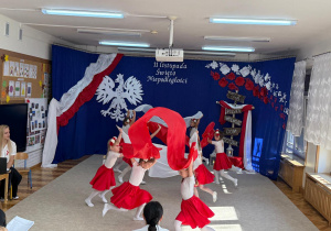 Dziewczynki w tańcu zamieniają się miejscami.