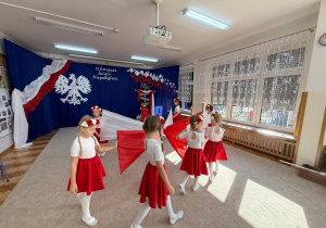 Dziewczynki idą po kole w tańcu.