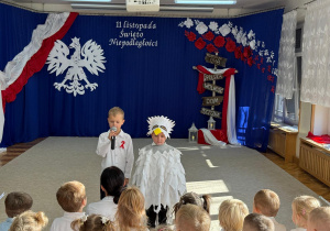 Chłopiec mówi wiersz do mikrofonu.