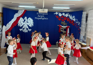 Dzieci tańczą w parach taniec.