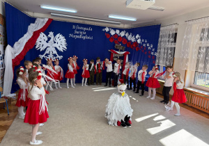 Dzieci śpiewają dla ukochanej Polski.