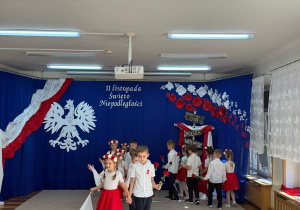 Dzieci tańczą w parach.