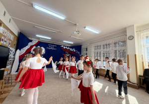 Dzieci tworzą w tańcu dwa koła.