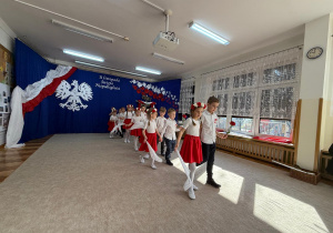 Dzieci idą w parach w tańcu.