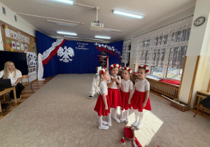 Dziewczynki śpiewają do mikrofonu.