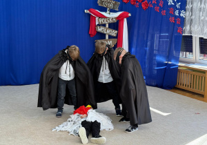 Zaborcy zaatakowali orzełka.