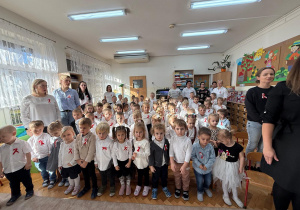 Wszystkie dzieci śpiewają hymn Polski.