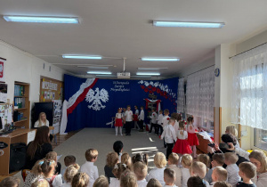 Dzieci tańczą w parach.