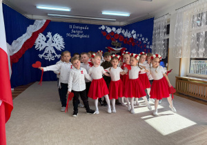 Dzieci tańczą i śpiewają z serduszkami.