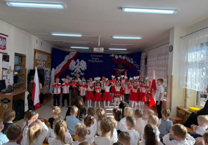 Dzieci tańczą i śpiewają z serduszkami.