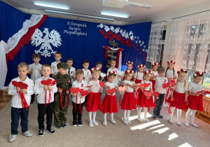 Dzieci pokazują serca.