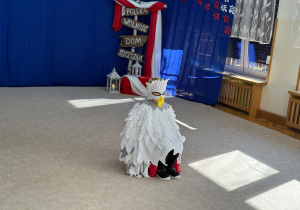 Orzełek siedzi na tronie.